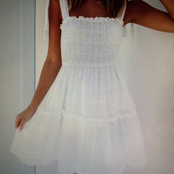 Fashionable white dress - Picture 3 of 5